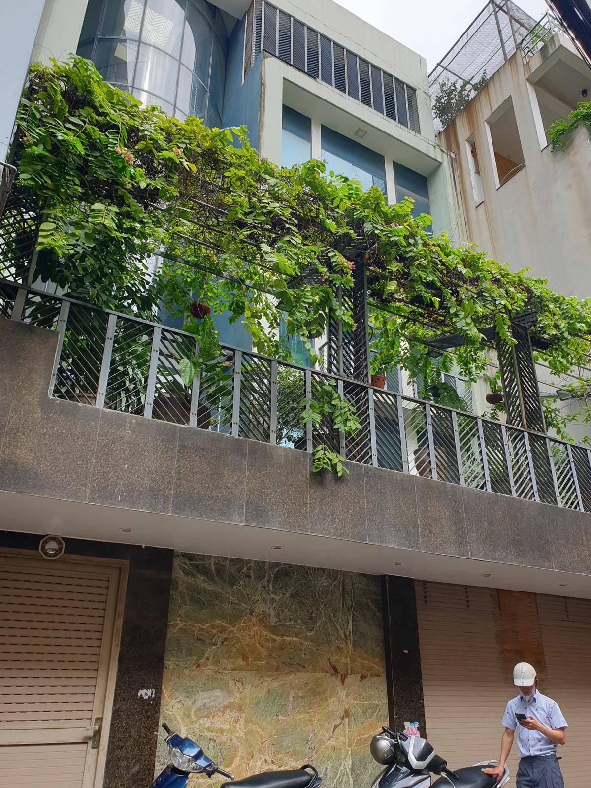 Bán nhà riêng 225m2 tại phố Hoa Bằng, quận Cầu Giấy, thiết kế hiện đại, gara ôtô