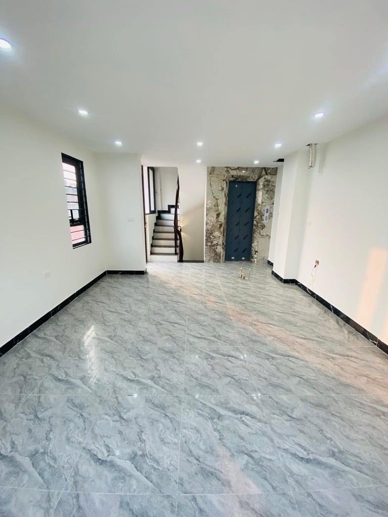 Bán nhà riêng 44m2 Hồng Tiến, phường Bồ Đề, quận Long Biên, lô góc có thang máy