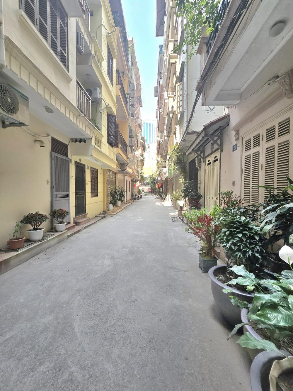 Bán nhà riêng 42m2 Pháo Đài Láng, Đống Đa, ô tô đỗ cửa, giá 16 tỷ