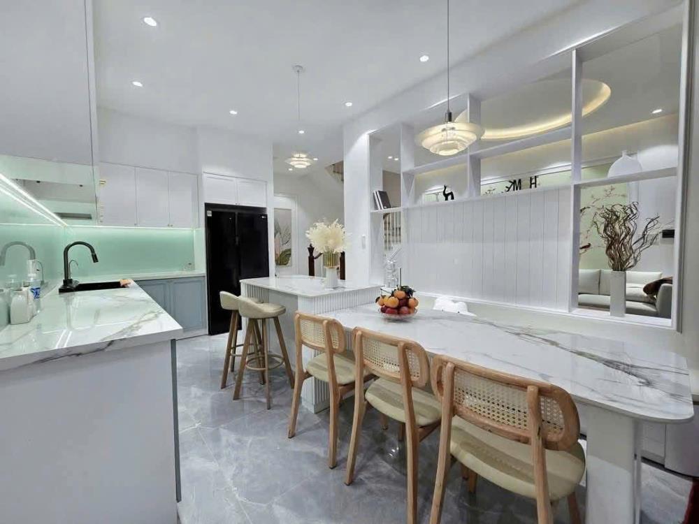 Cần bán nhà lô góc mặt phố Võ Chí Công, Tây Hồ, DT 590m2 x 3T, MT 20m, Vị trí đẹp, vỉa hè rất rộng