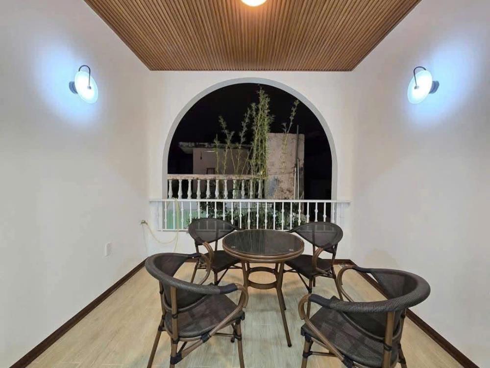Bán nhà MP Trần Thái Tông, Cầu Giấy, DT 90m2, 2t, MT 7m, giá chỉ 40 tỷ, KD đỉnh, lô góc