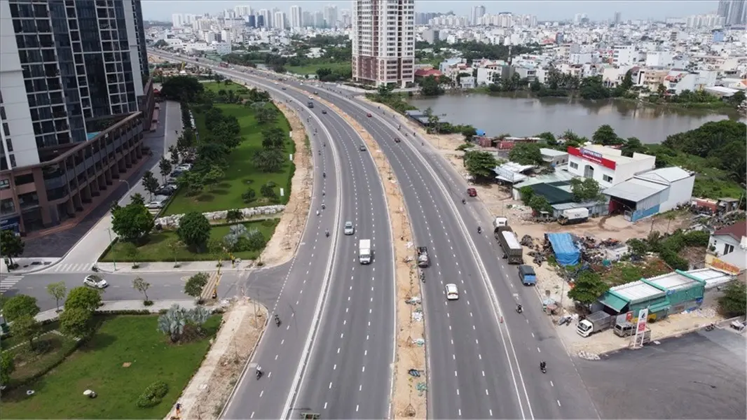 Bán nhà riêng 6x30m mặt tiền Nguyễn Văn Linh, Quận 7, giá 29,9 tỷ
