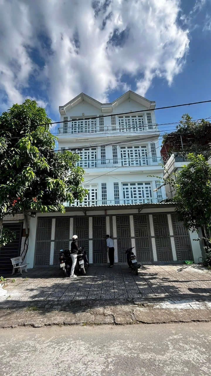 Cho thuê toà nhà dtsd 800m2 có thang máy kdc Cồn Khương giá 40 triệu
