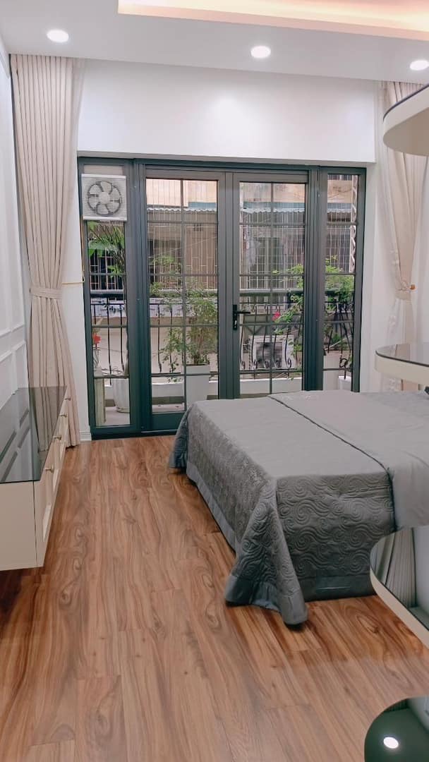 Bán nhà Cầu Giấy, lô góc sân để xe ôtô đỗ cổng lắp được thang máy, 40,6 m2, giá 7,295 tỷ