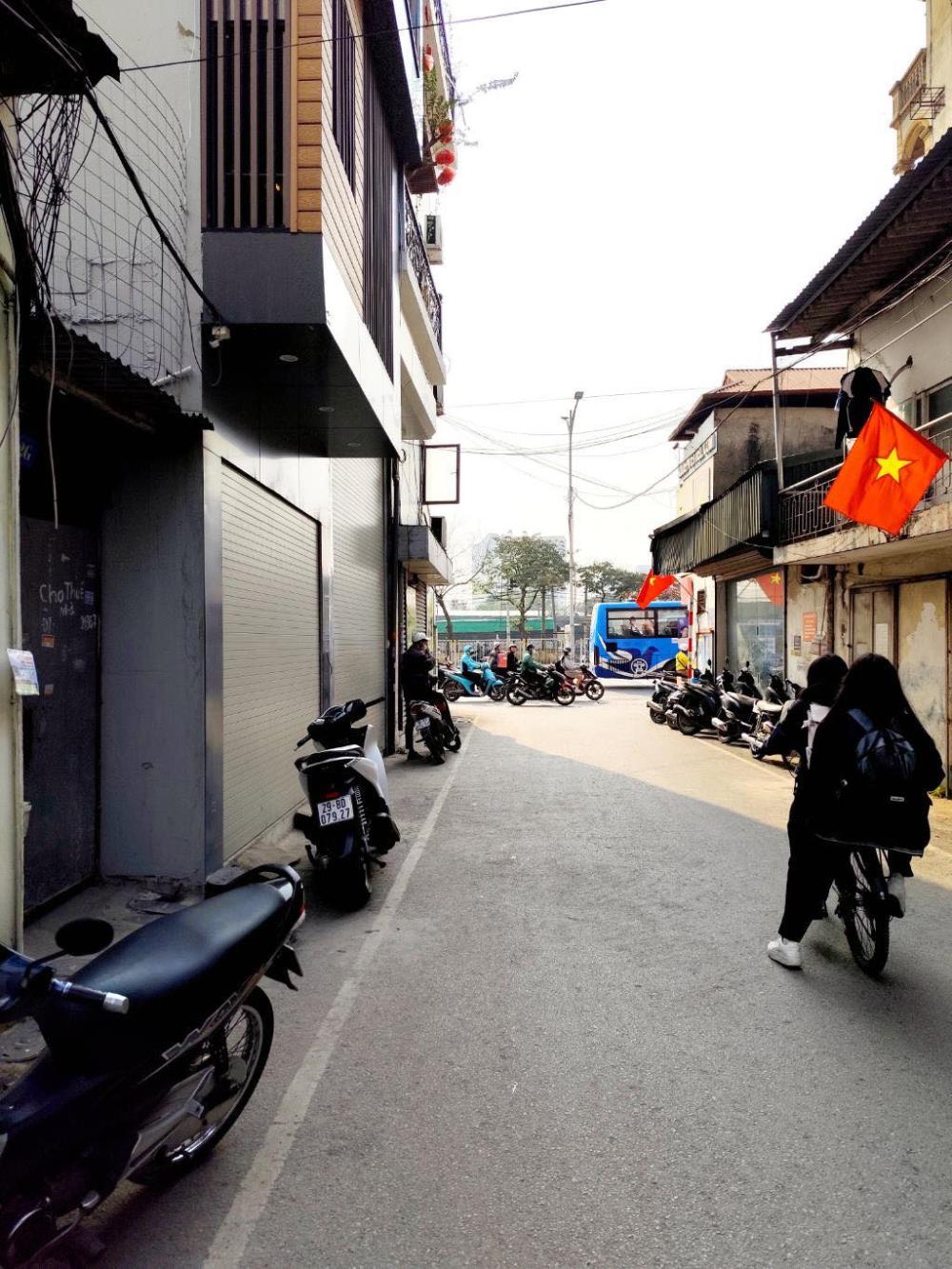 Bán nhà 30m2 giải phóng, quận Hoàng Mai, ô tô đỗ gần phố
