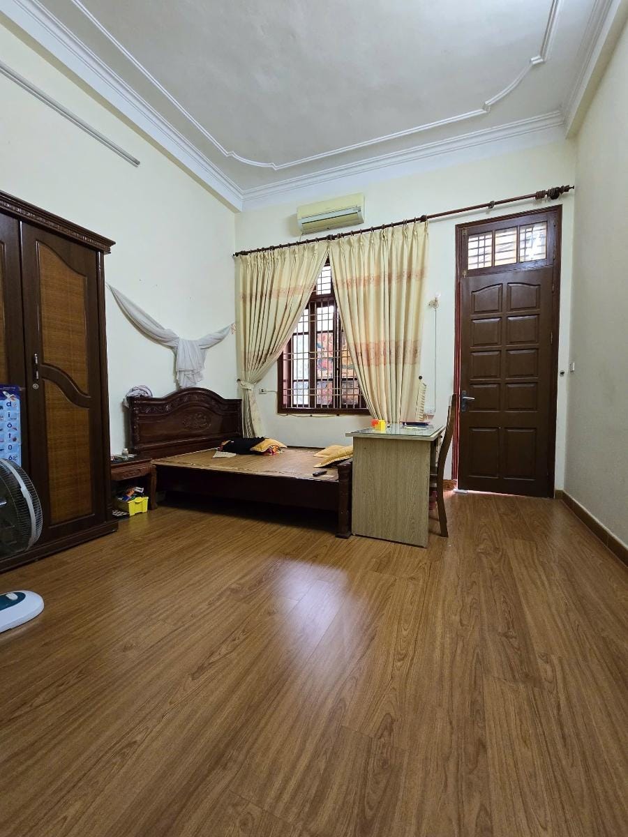 Bán nhà biệt thự liền kề 105m2 Mạc Thái Tổ, Cầu Giấy, giao thông thuận lợi