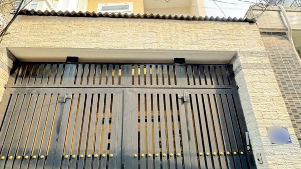 Bán nhà Phố Trạm Long Biên, 50m², ô tô qua cửa, nhà dân xây chắc chắn, giá hơn 7 tỷ