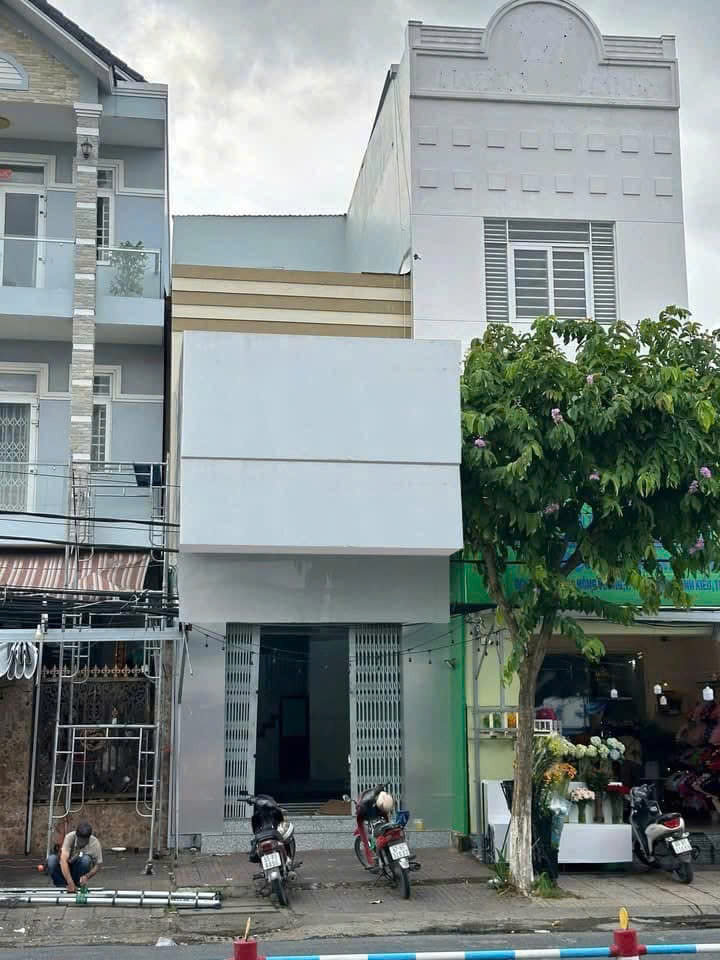 Cho thuê nhà 1 trệt 1 lầu, mặt tiền đường hùng vương, giá 15 triệu