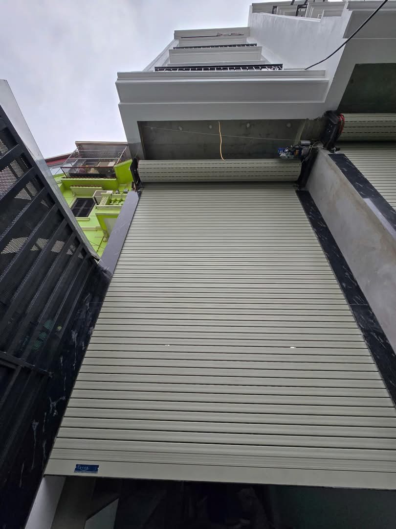 Bán nhà riêng 35m² Lạc Long Quân, Cầu Giấy có thang máy và nội thất cao cấp