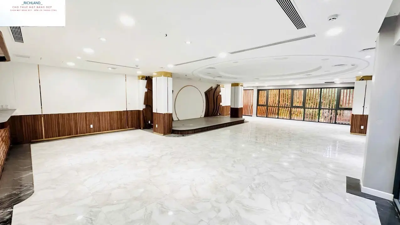 Cho thuê nhà mặt tiền 12m x 31m tại 100 Nguyễn Du, phường Bến Nghé, quận 1, TPHCM