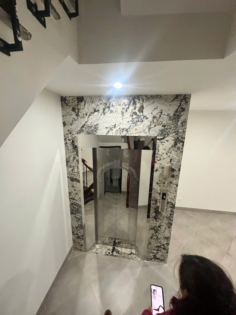 Bán nhà riêng 43 m2 đường Ngọc Thụy, Long Biên, Hà Nội thang máy, gara ô tô