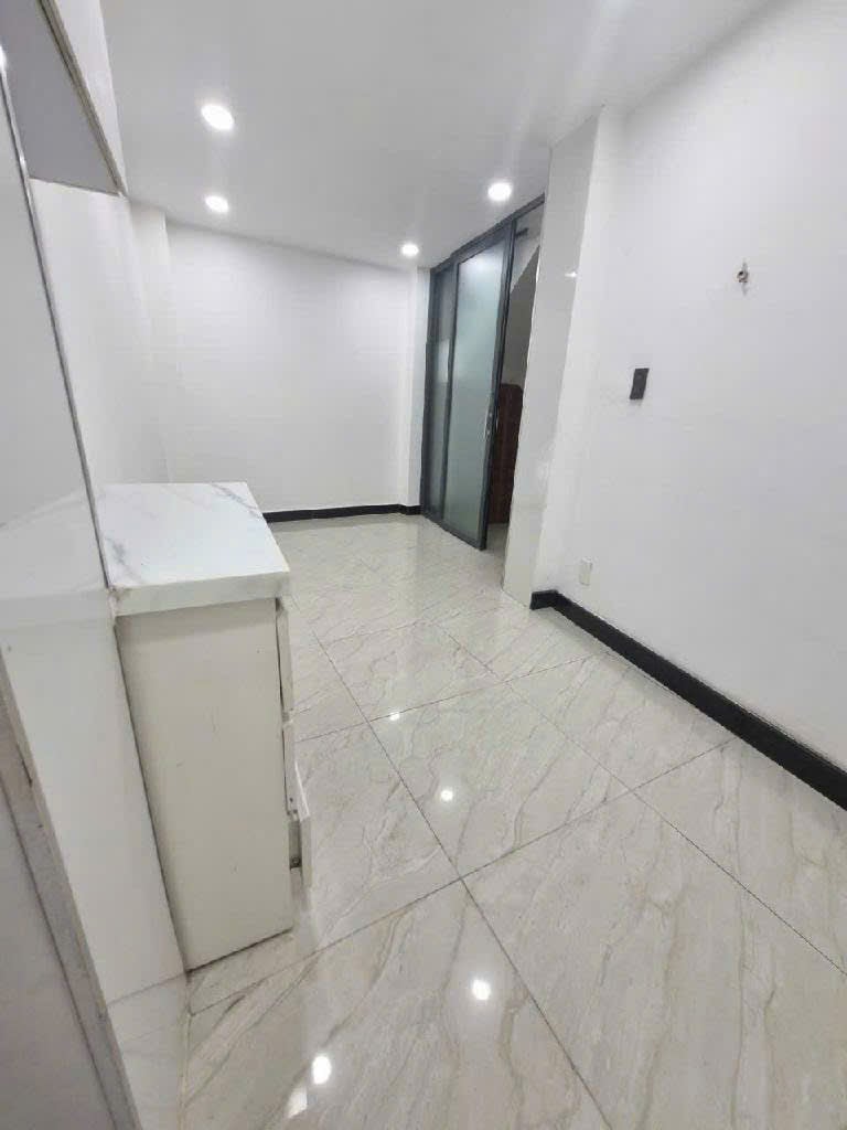Bán nhà riêng tại Nguyễn Văn Cừ, 6,1 tỷ, 45m2, 5 tầng, chính chủ giá siêu hời