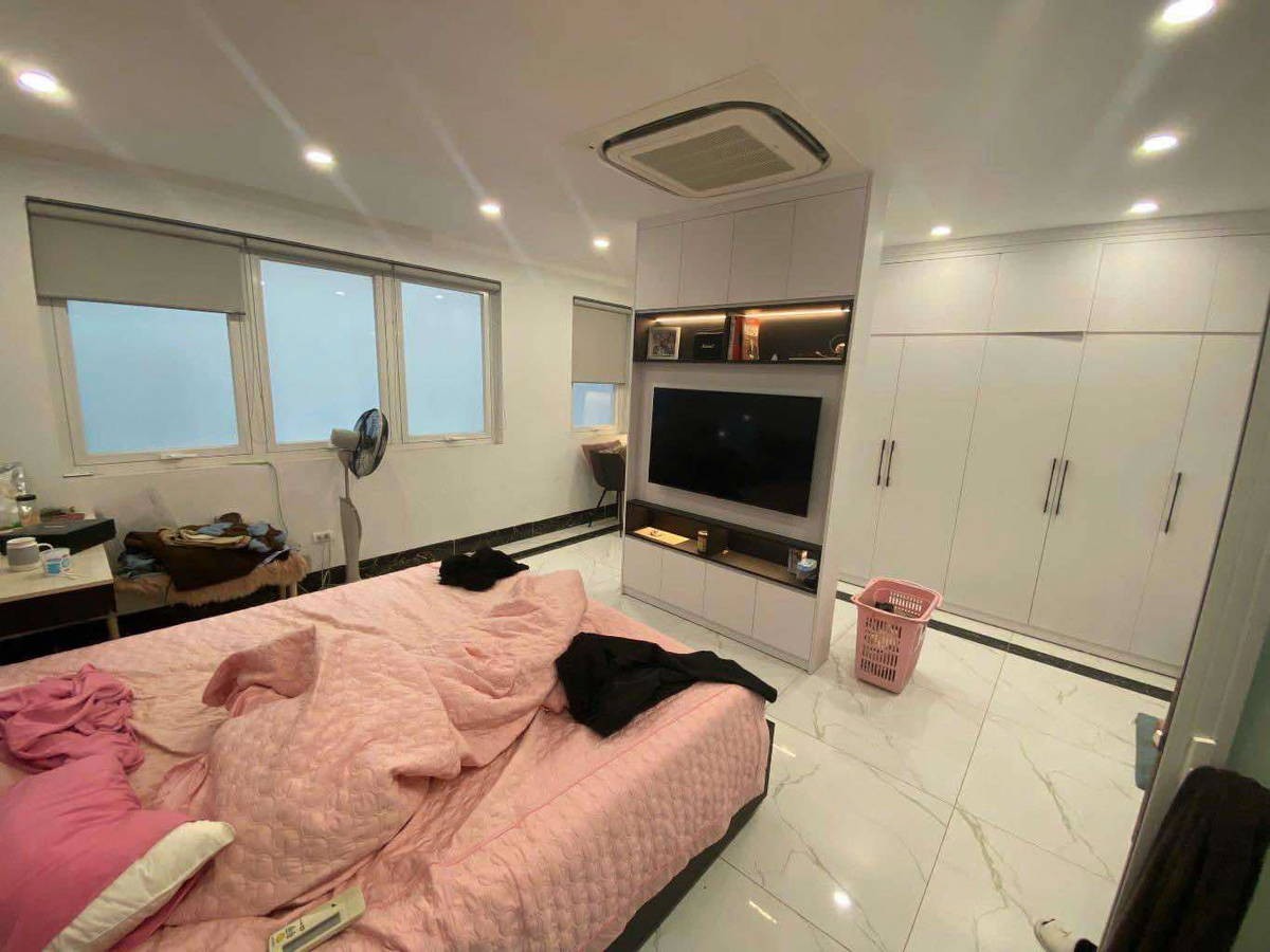 Bán nhà 5 tầng mặt phố Kim Mã Ba Đình đoạn đường đẹp nhất 50m2, mặt tiền rộng
