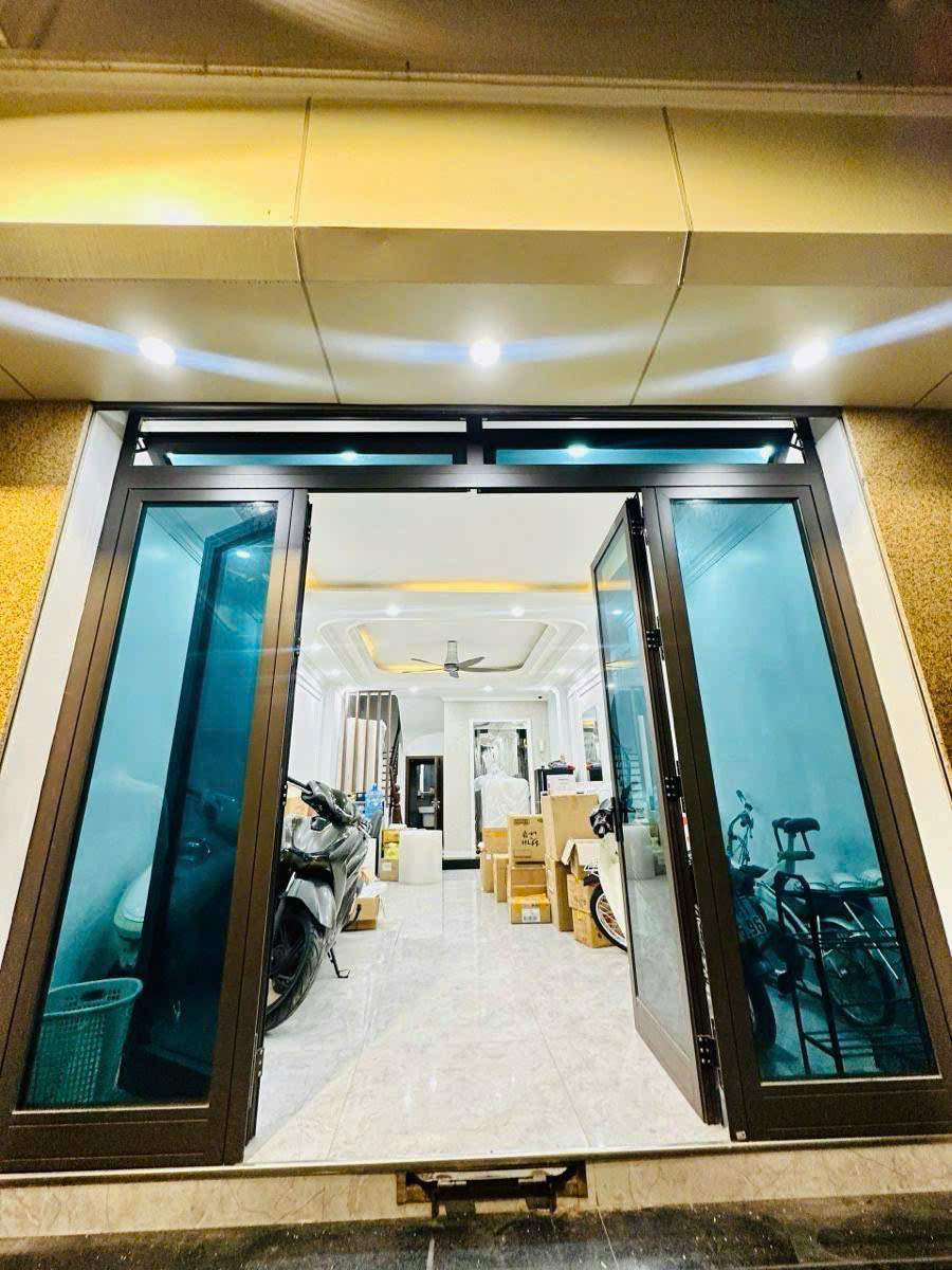 Bán nhà phố Hoàng Cầu, Đống Đa, 50m2 x 7 tầng x mặt tiền 4.1m, thang máy, ô tô vào nhà