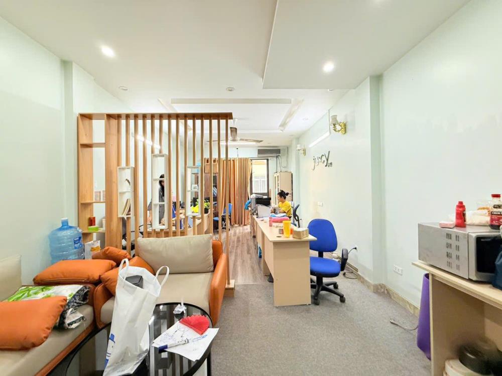 Bán gấp nhà riêng Cách Mạng Tháng Tám, Quận 10, 38m², 2 tầng mới đẹp, hẻm xe hơi đỗ cửa, giá chỉ 6.2 tỷ