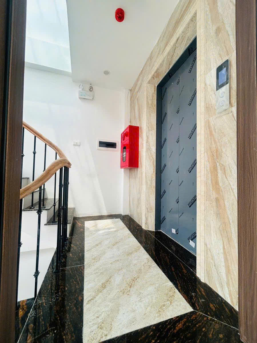 Bán tòa nhà văn phòng, 7 tầng, 80m², mặt tiền 8m, Nguyễn Chí Thanh, Đống Đa, Giá 27.6 tỷ