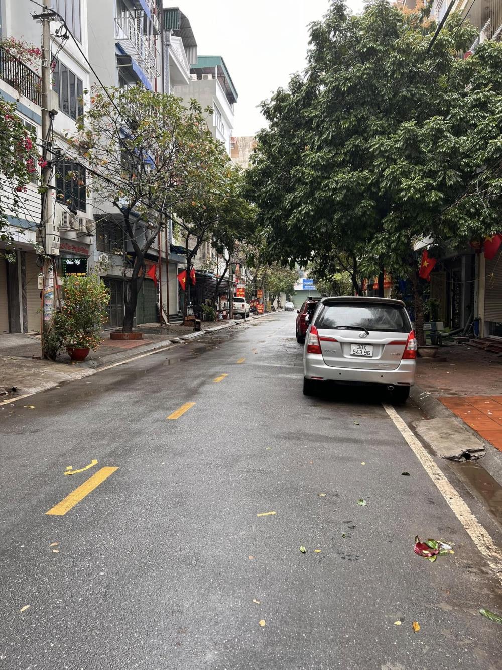 Bán nhà 190m2 Phường Dịch Vọng, Quận Cầu Giấy, gần công viên, giá tốt