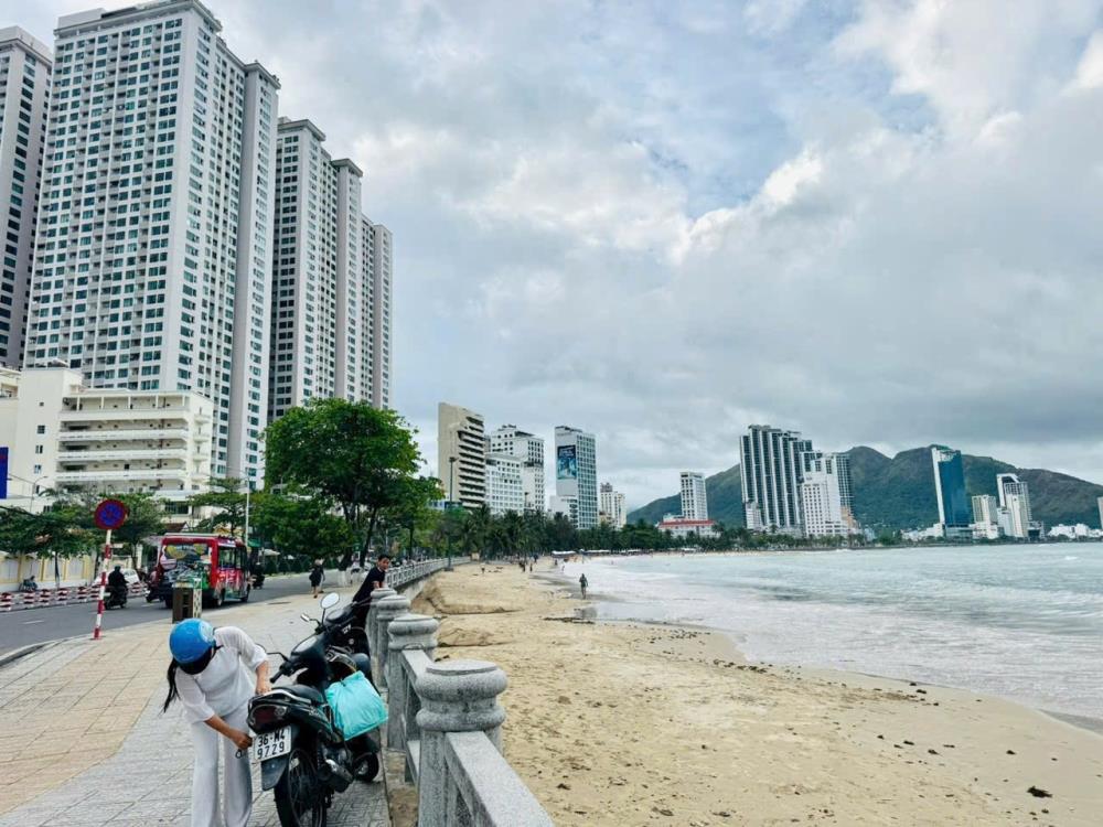 Bán nhà 3 mặt tiền đường Bãi Dương, view biển, Nha Trang