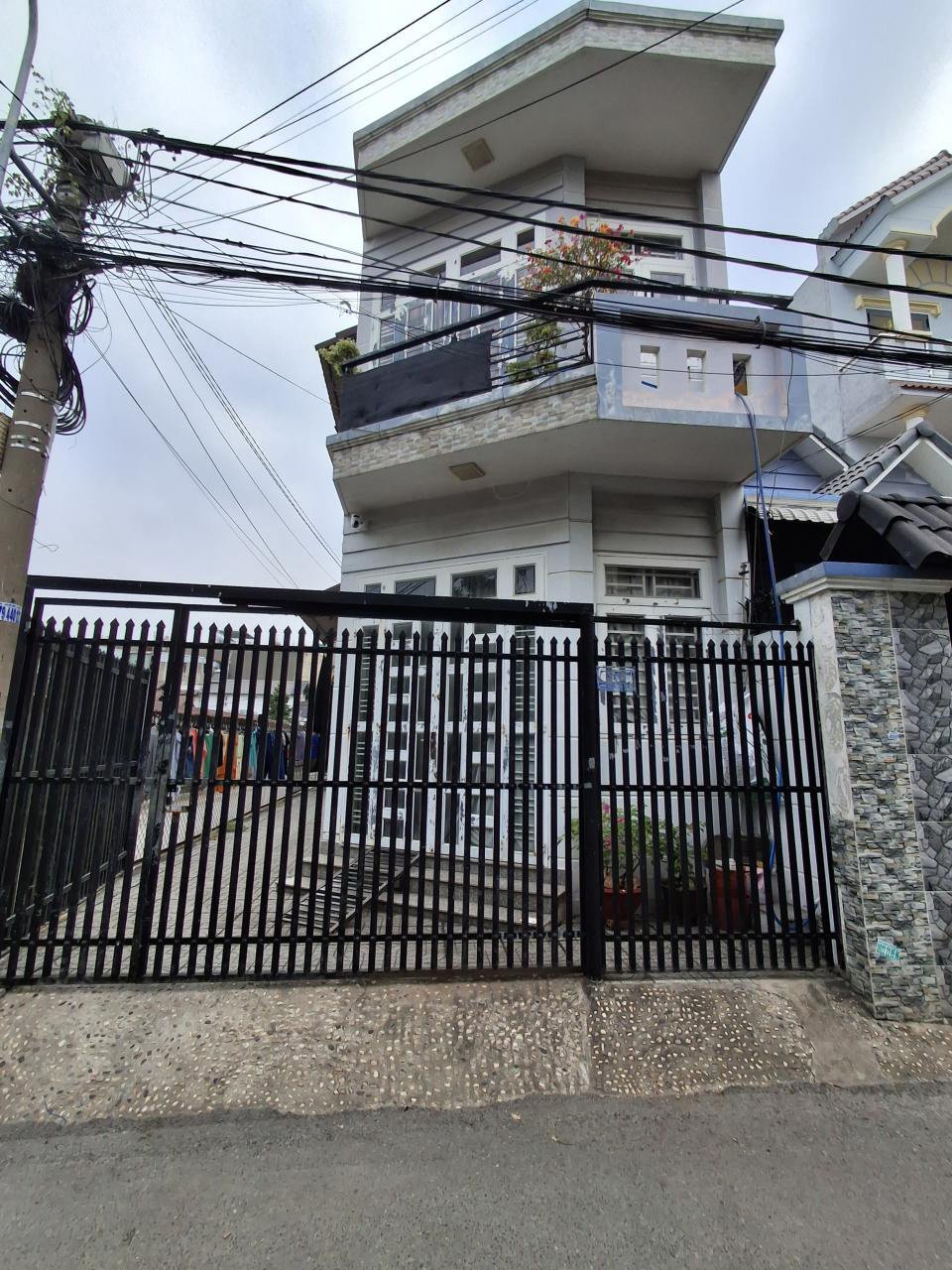 Bán nhà 3 tầng lô góc, phường Thạnh Lộc, quận 12, chỉ 5.5 tỷ