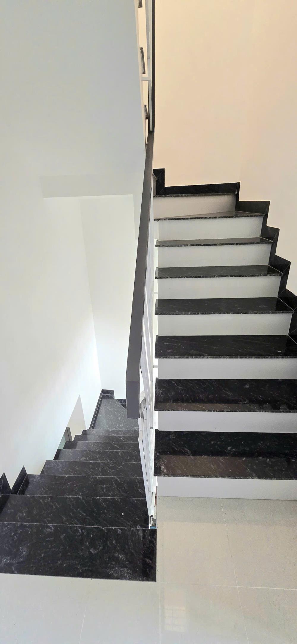 Bán nhà mặt tiền 57m2, đường Nguyễn Trãi, phường Phước Tiến, Nha Trang, giá 12,2 tỷ
