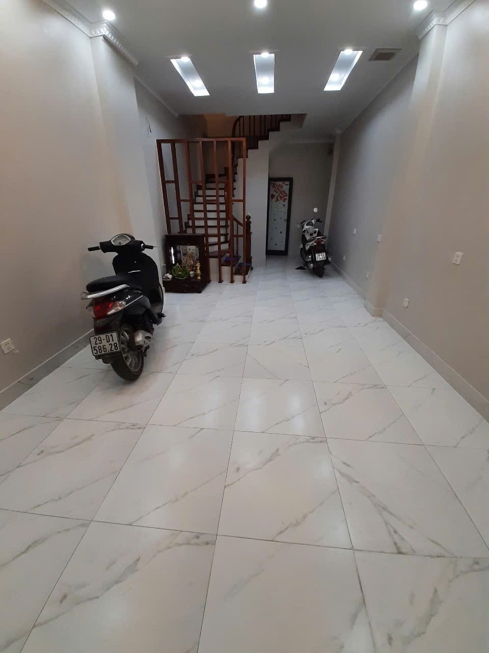 Bán nhà Tôn Đức Thắng, oto đỗ cửa, mặt tiền kinh doanh, 40m2, 5 tầng, mặt tiền 4m, giá 16,3 tỷ