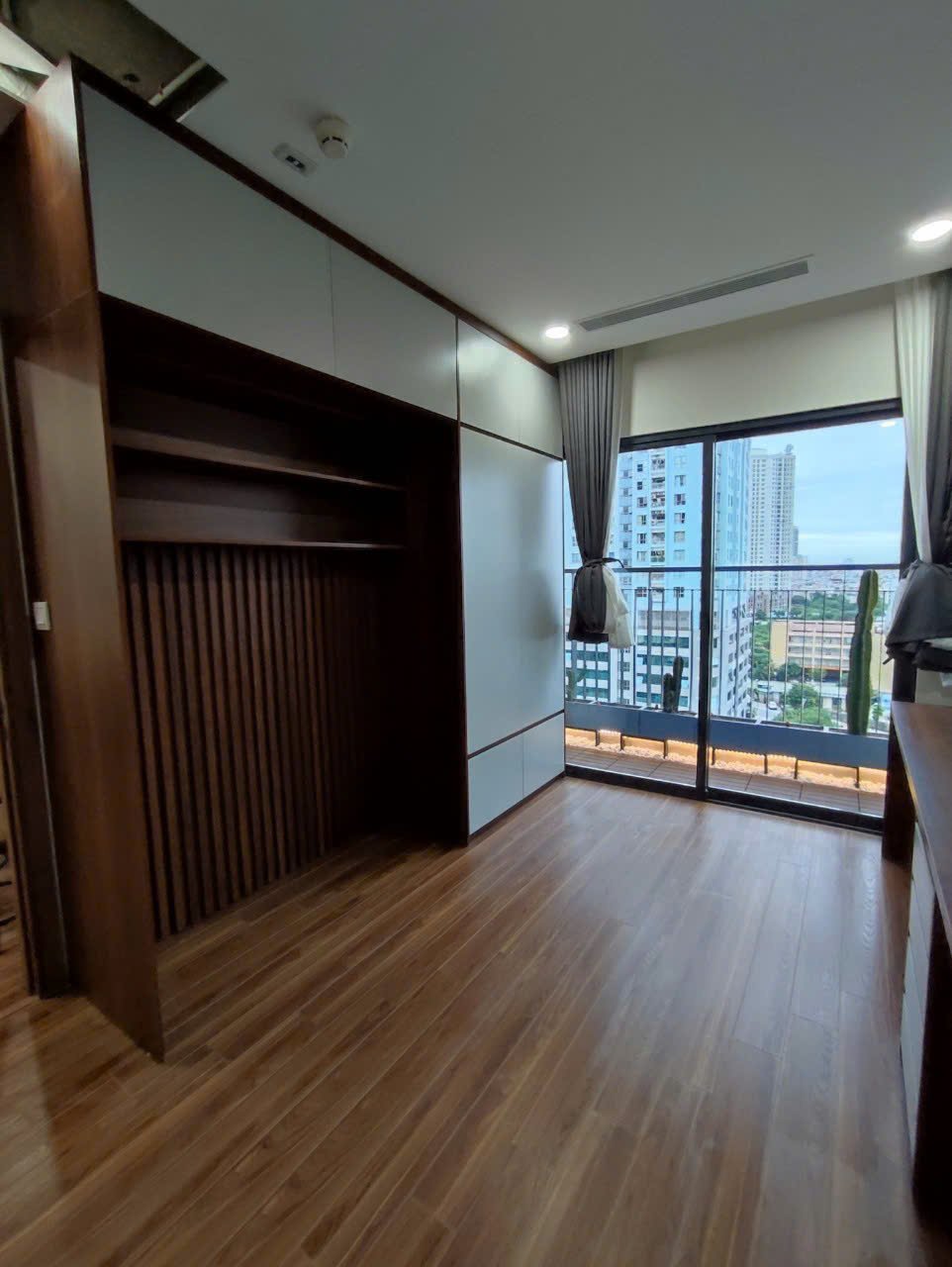 Bán căn hộ 125m2 Hoàng Đạo Thúy, Cầu Giấy, Hà Nội, đầy đủ nội thất, giá 8,3 tỷ