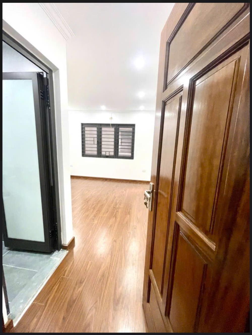 Bán nhà Cầu Giấy 35m, 6 tầng thang máy, giá 7.9 tỷ, ngõ nông, gần phố, lô góc