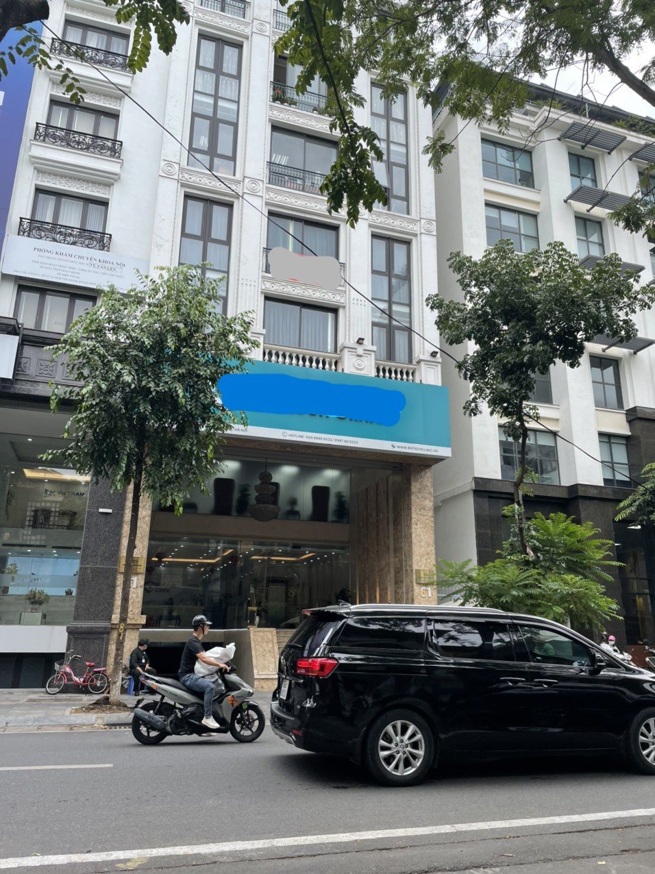 Bán tòa nhà đẹp phố Phạm Tuấn Tài, 205m2 mặt tiền 10.5m, nội thất Châu Âu