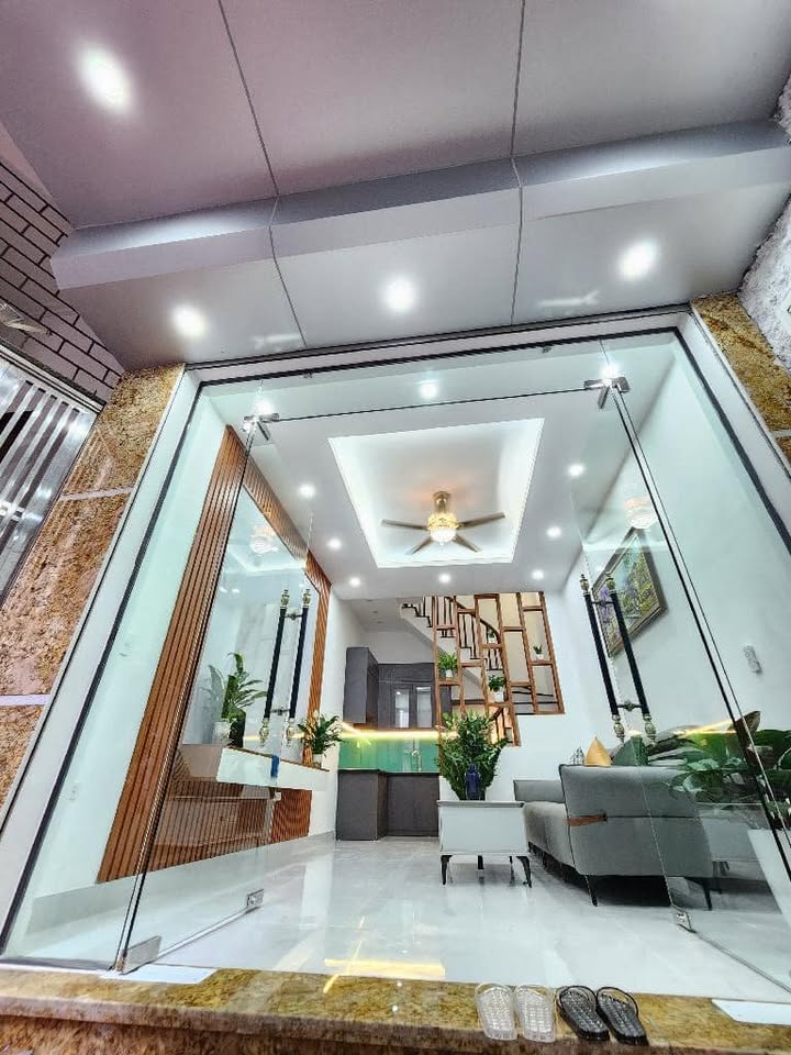 Bán nhà Định Công Thượng, Hoàng Mai, 40m² x 5 tầng, ô tô đỗ cổng, giá chỉ 6 tỷ, full nội thất