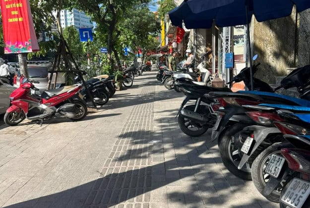 Bán nhà mặt đường Văn Cao, trung tâm Ba Đình, 10 tầng thông sàn, vỉa hè rộng, 101m², giá 100 tỷ