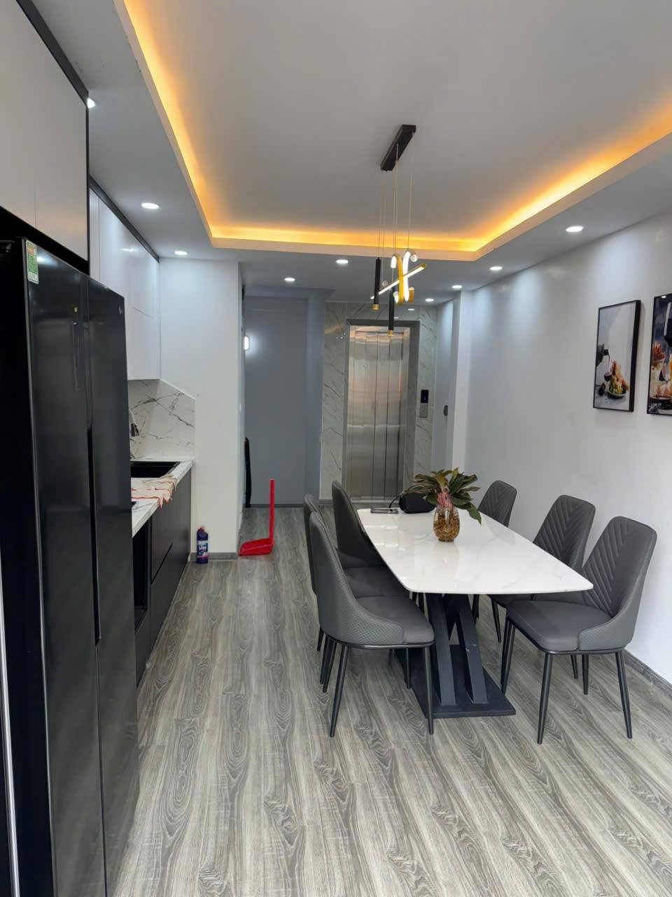 Bán nhà siêu hiếm tại Tây Hồ, 40m², 6 tầng, giá 11.7 tỷ, ngõ thông ô tô, nhà đẹp thang máy