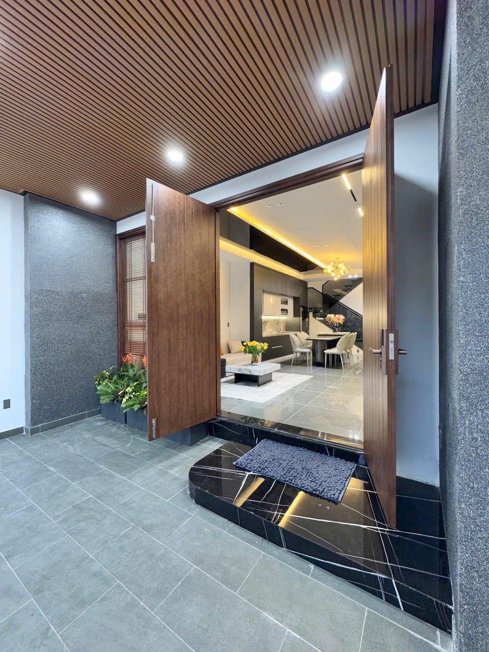 Bán nhà 3 tầng mới đẹp sang xịn, mặt tiền Diệp Minh Châu, không gian sống lý tưởng, 100m²