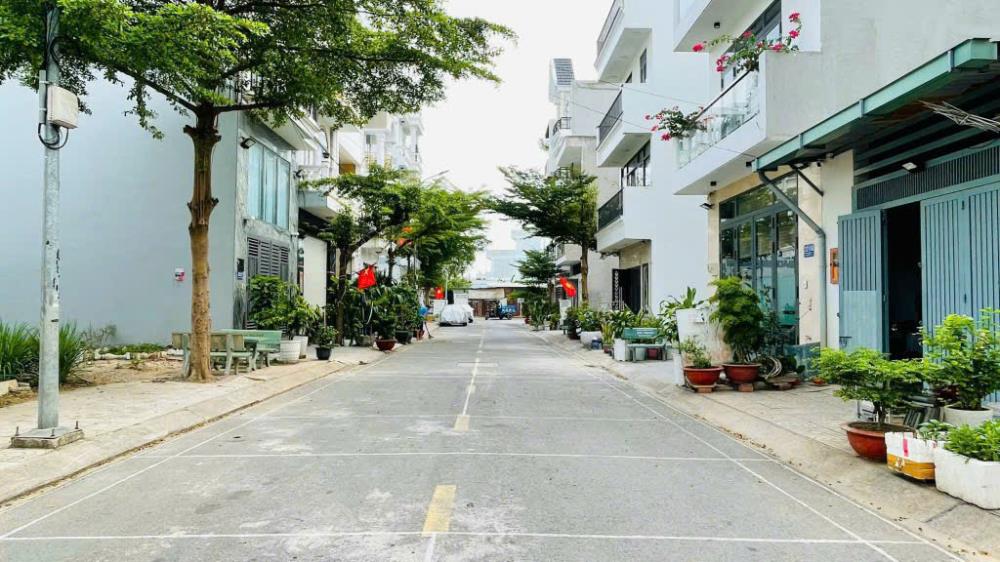 Bán nhà mặt tiền Thạnh Xuân 25, Quận 12, 4 tầng, 5 phòng ngủ, ô tô vào nhà, giá 6.3 tỷ