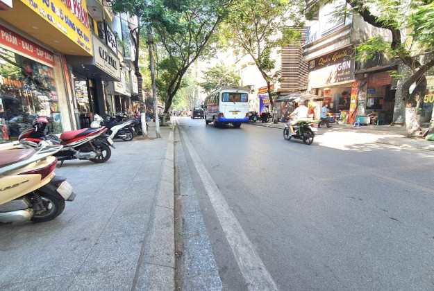 Bán nhà mặt Phố Đội Cấn, Phường Đội Cấn, diện tích 450m2, giá chào 350 tỷ