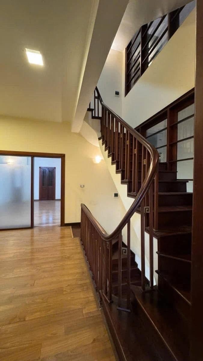 Bán nhà Cầu Giấy, 140m2, 4 tầng, mặt tiền 7.2m, ô tô tránh, kinh doanh, giá 41 tỷ