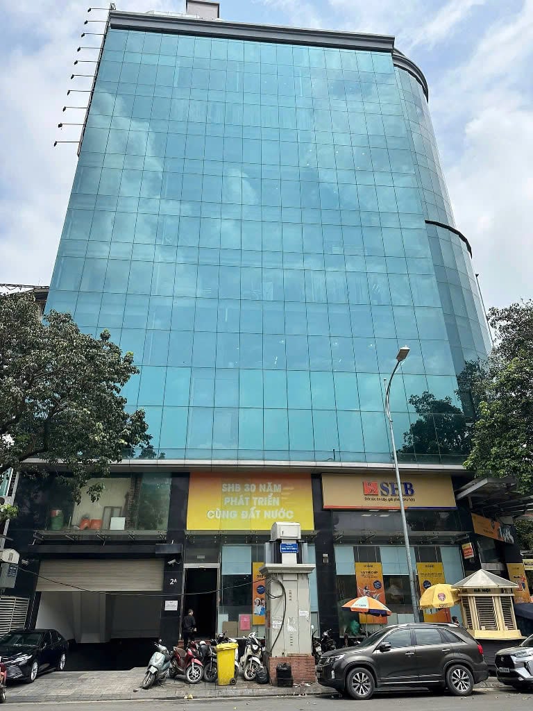 Cho thuê tòa nhà văn phòng 300m2 x 10 tầng mặt phố quận Đống Đa
