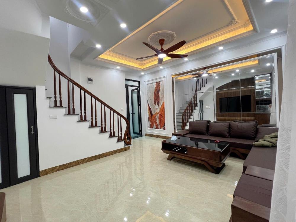 Bán nhà trung tâm Cầu Giấy,  6 tầng, cách ô tô 10m,  sổ đỏ đầy đủ, nở hậu, sát hồ mát rượu, đẹp mới ngất ngây con gà
