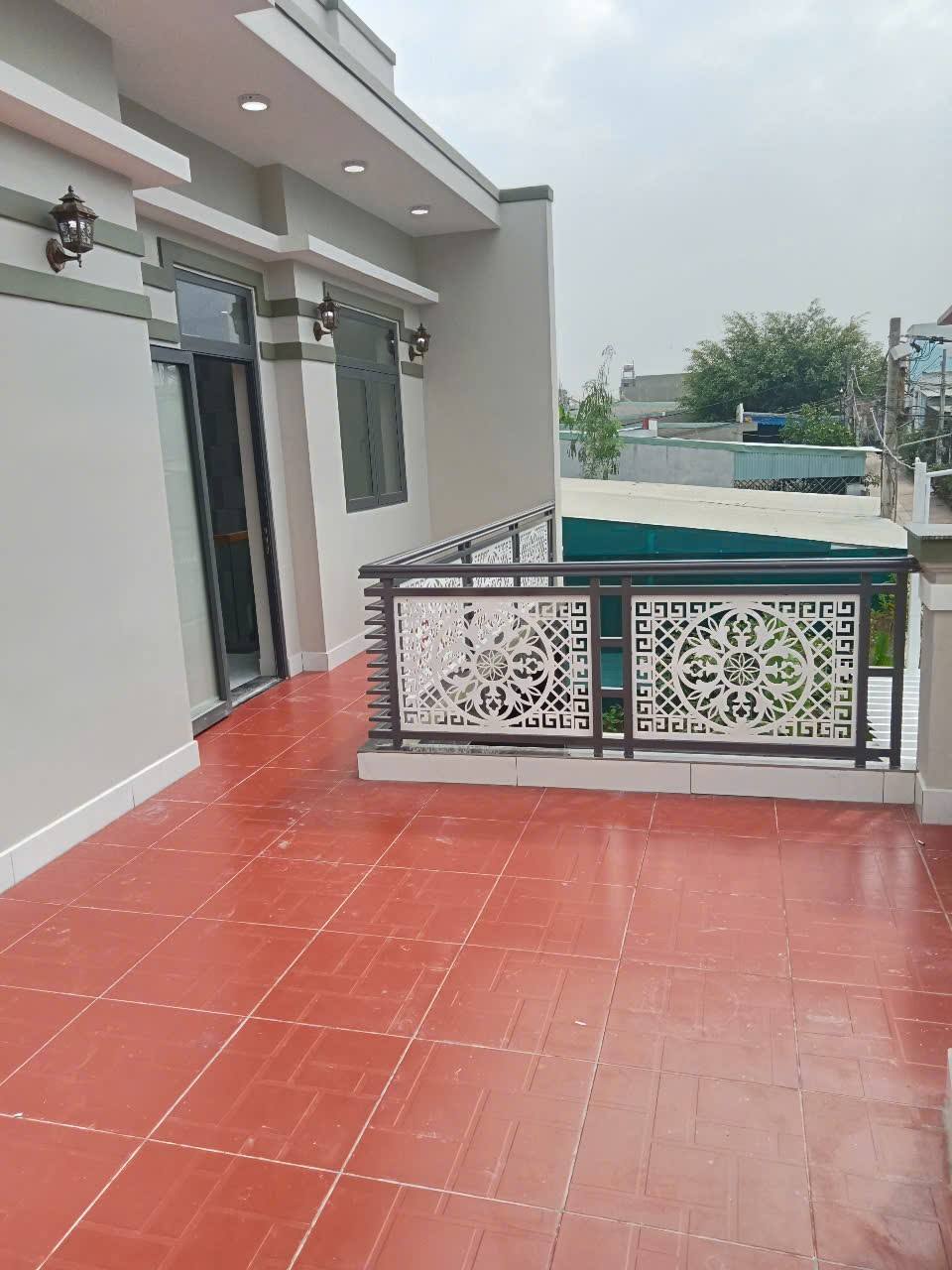 Bán nhà 1 trệt 1 lầu, mặt tiền Phú Hòa, đông Củ Chi, diện tích 108 m2, sổ hồng riêng
