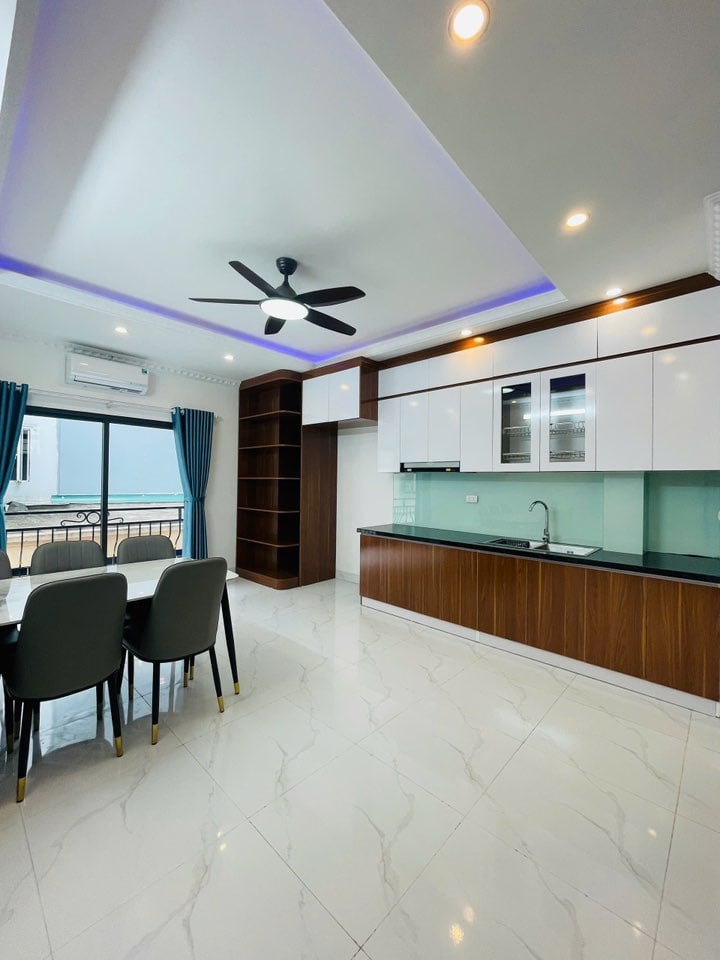 Bán nhà Phạm Văn Đồng, Cầu Giấy, 6 tầng, thang máy, full nội thất, giá 9.35 tỷ