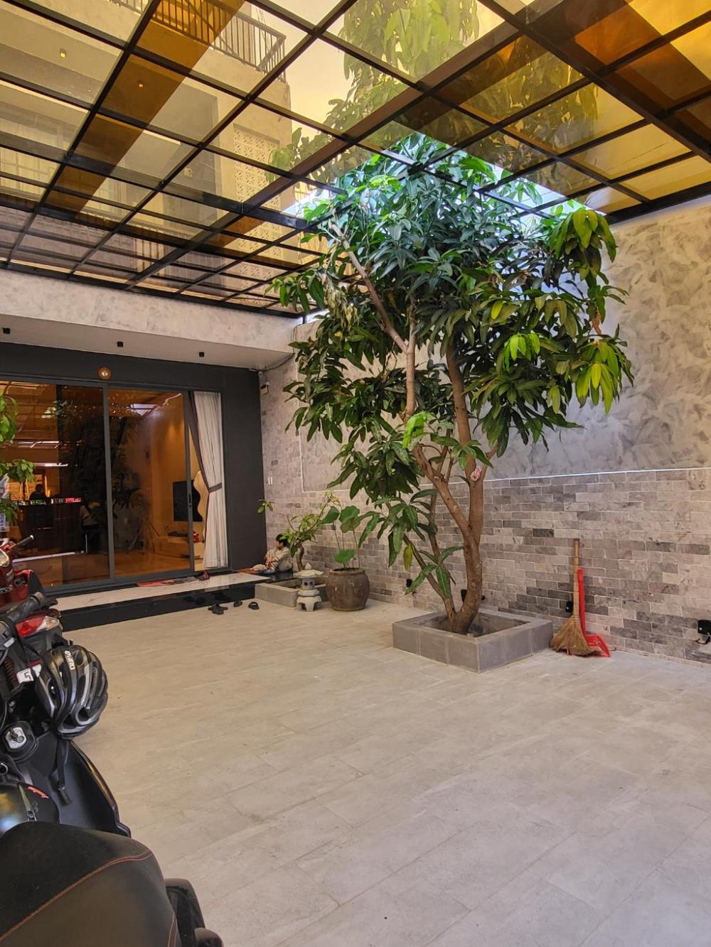 Bán nhà phố có sân vườn, cạnh Phú Mỹ Hưng, 130m2, 3 tầng tại Tân Phú, Quận 7