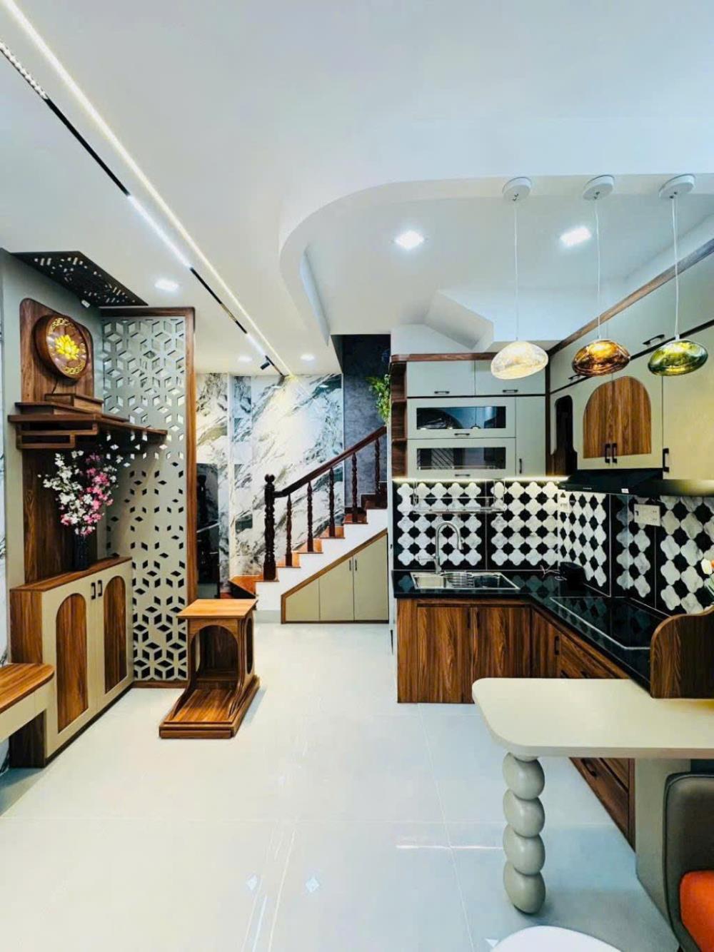 Bán nhà đẹp như homestay, 3 tầng có sân thượng, ngay Nguyễn Kiệm, nhỉnh 4 tỷ