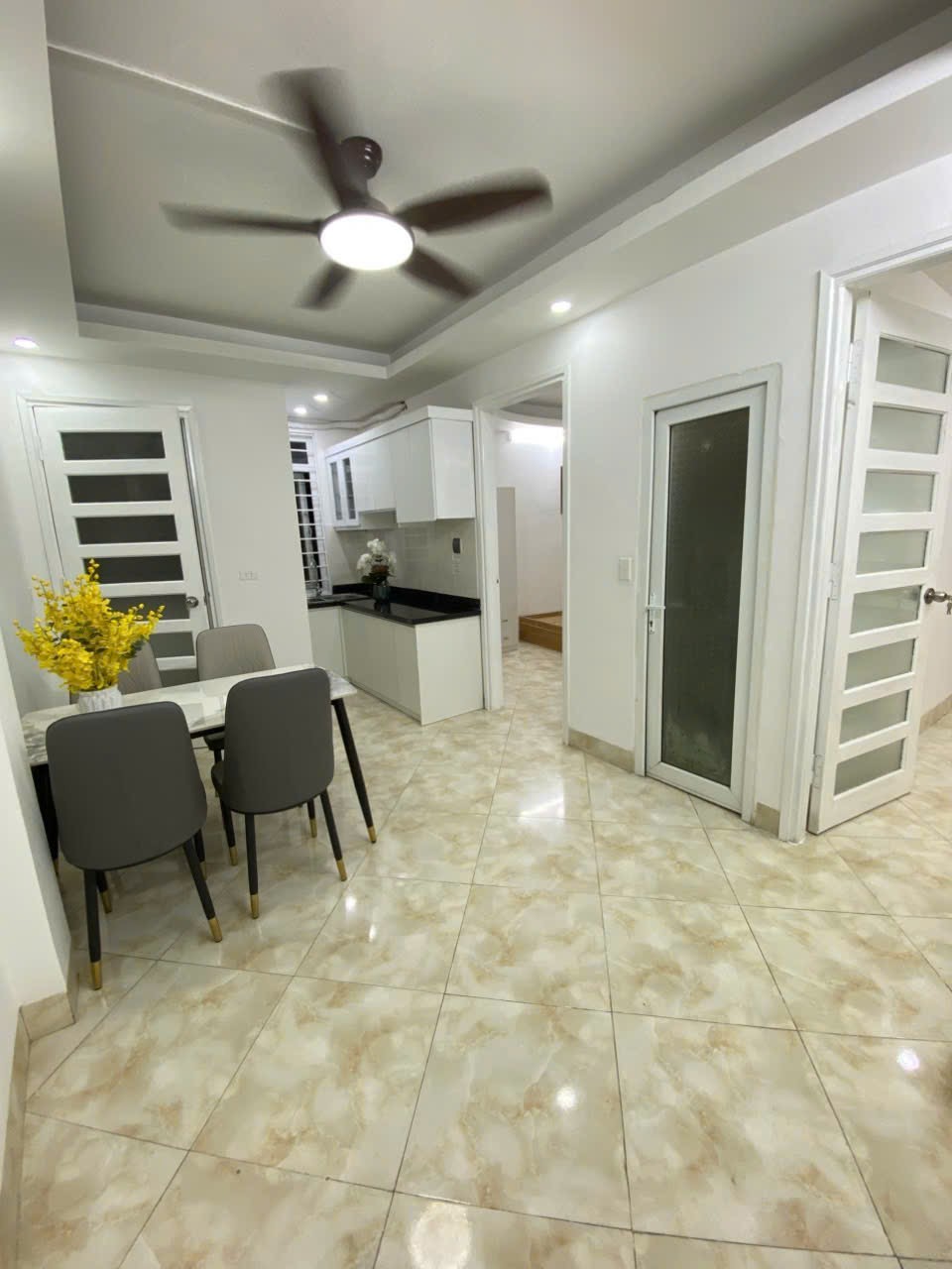 Bán chung cư 2PN tại phố Hào Nam, Đống Đa, 50m2 nhà đẹp ở luôn có ngõ rộng