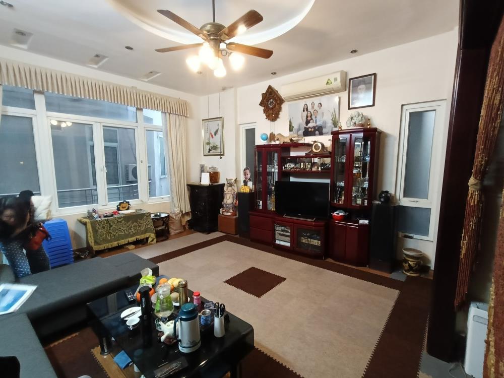 Bán nhà lô góc 6 tầng, mặt phố Cầu Giấy, nở hậu, ô chờ thang máy, view đẹp, giá 11,7 tỷ