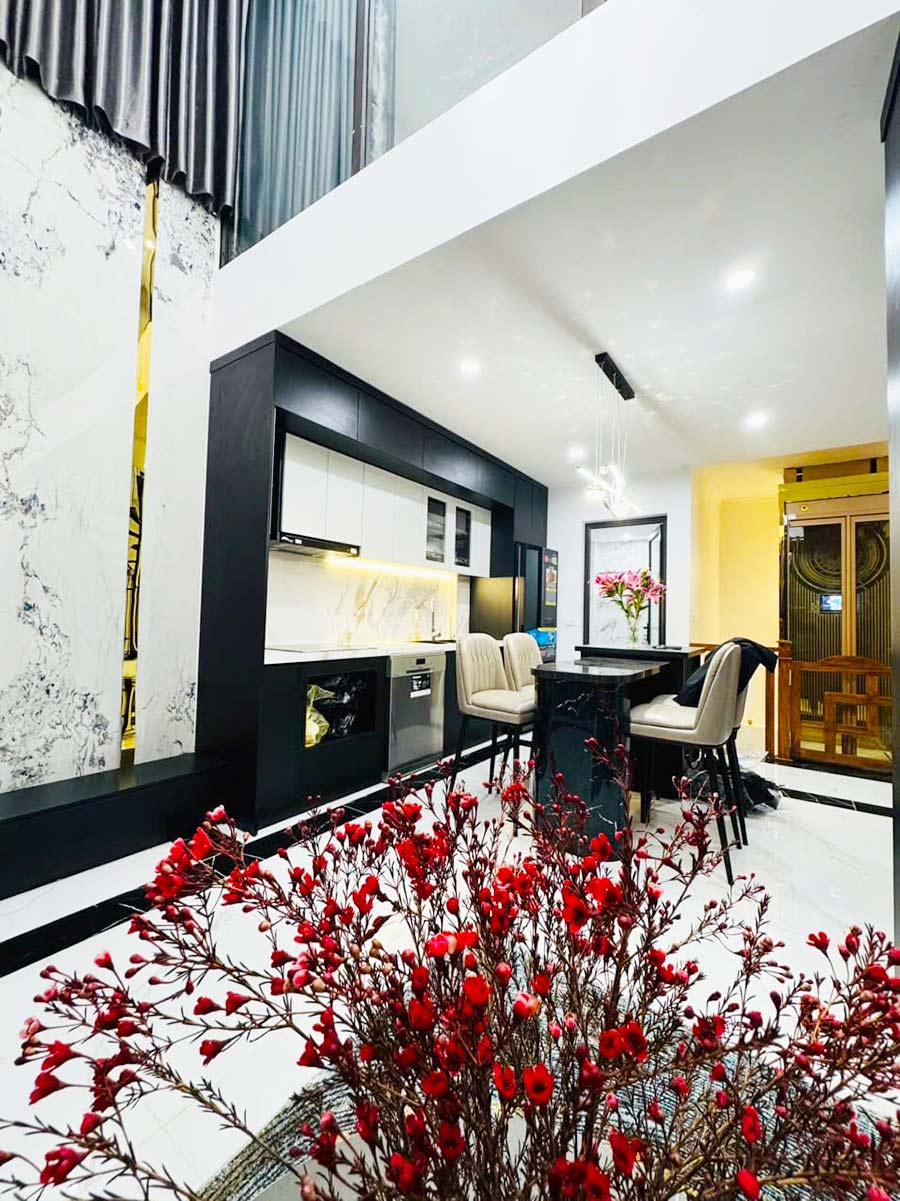 Chính chủ bán nhà Hai Bà Trưng 42m2 x 5 tầng, lô góc, thang máy, oto đỗ cửa, ngõ nông