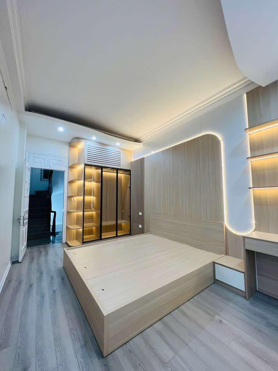 Bán nhà 5 tầng Cầu Đơ 4, ô tô vào nhà, sổ đẹp nở hậu, giá chỉ 9.x tỷ