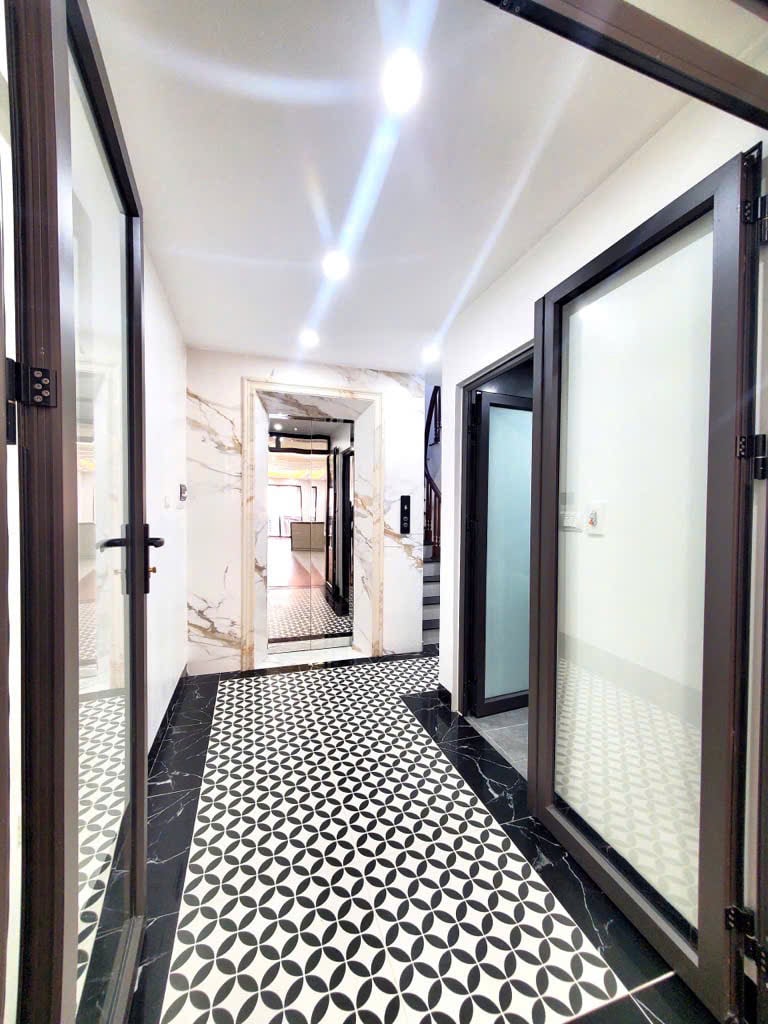 Bán nhà Tam Trinh, vỉa hè, kinh doanh, ô tô, 61m2 x 6 tầng thang máy giá chỉ 17.x tỷ
