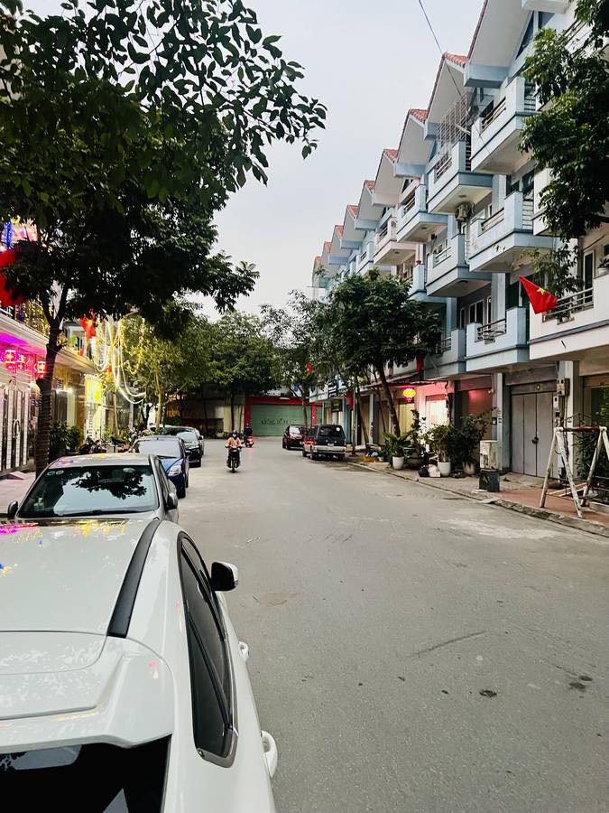 Bán nhà liền kề kinh doanh, vỉa hè rộng, 4 ô tô tránh nhau, nhà cực đẹp