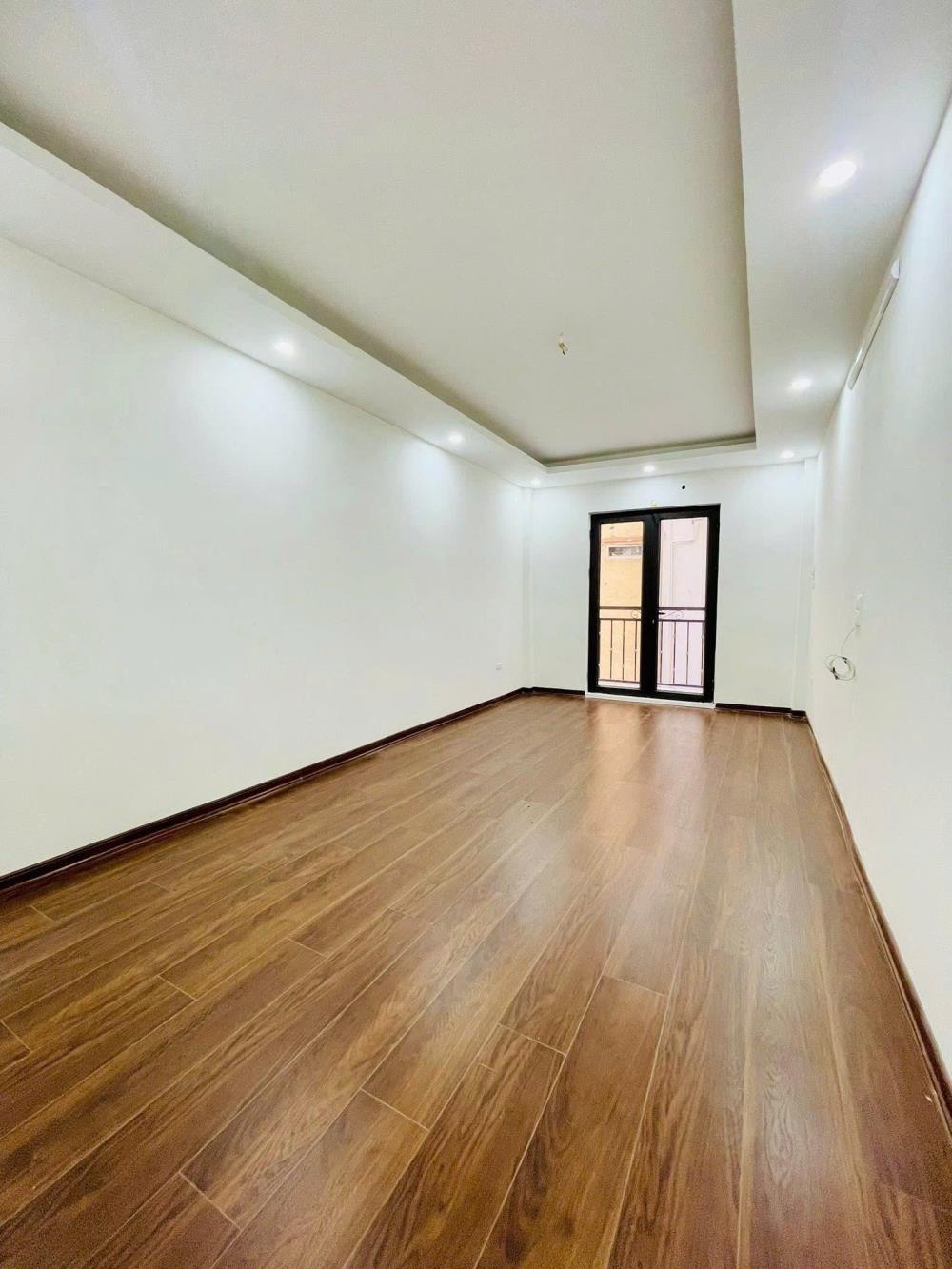 Bán nhà ngõ 299 Hoàng Mai, 5 tầng, thang máy, ở ngay, giá 7.95 tỷ, 20m oto tránh