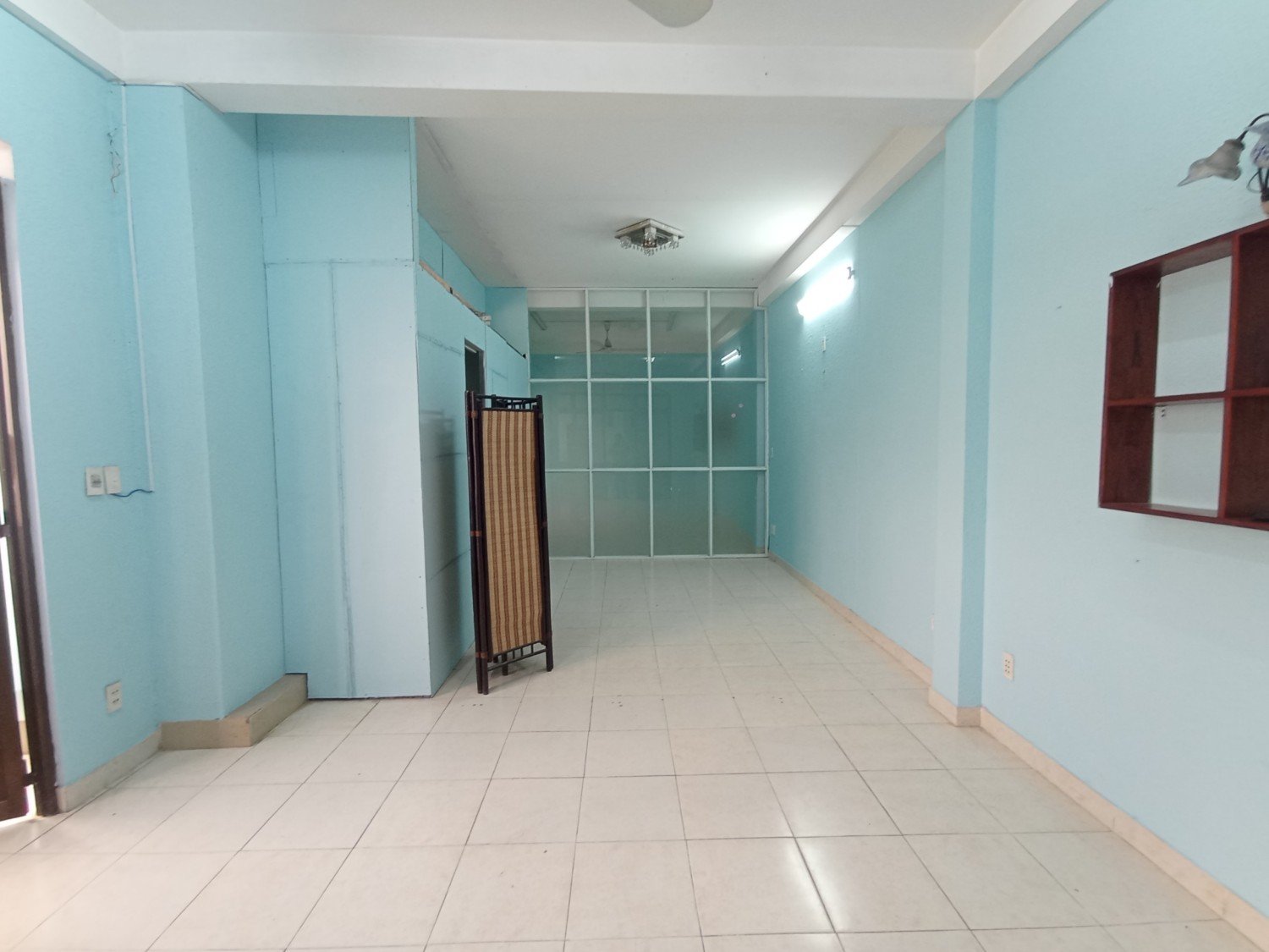 Cho thuê văn phòng tầng 2 đường Nơ Trang Long, 100m2, giá 12tr có chổ để xe