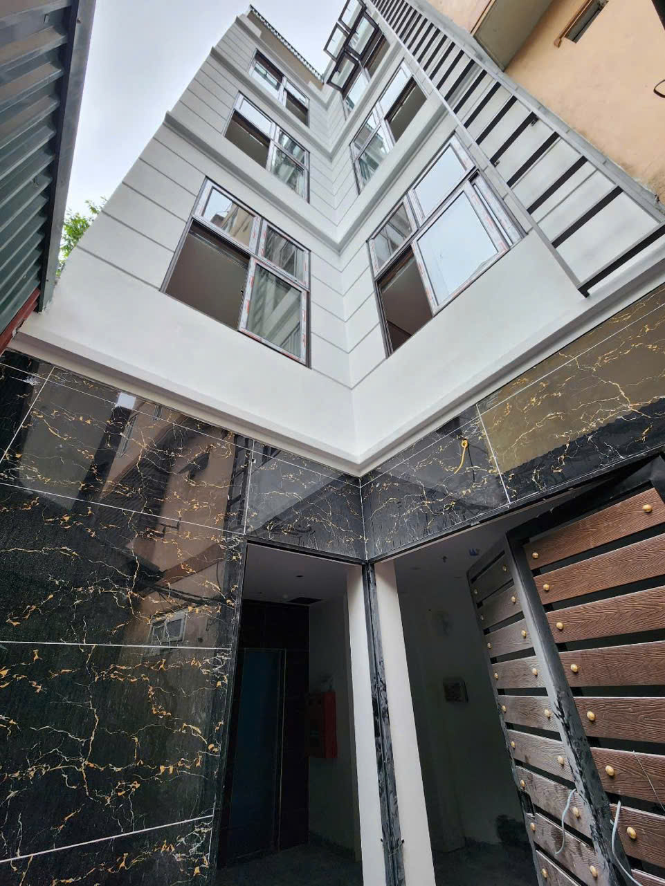 Bán nhà Bạch Mai, dòng tiền 40tr/ tháng, thang máy, gần phố, ở luôn giá chỉ 8,95